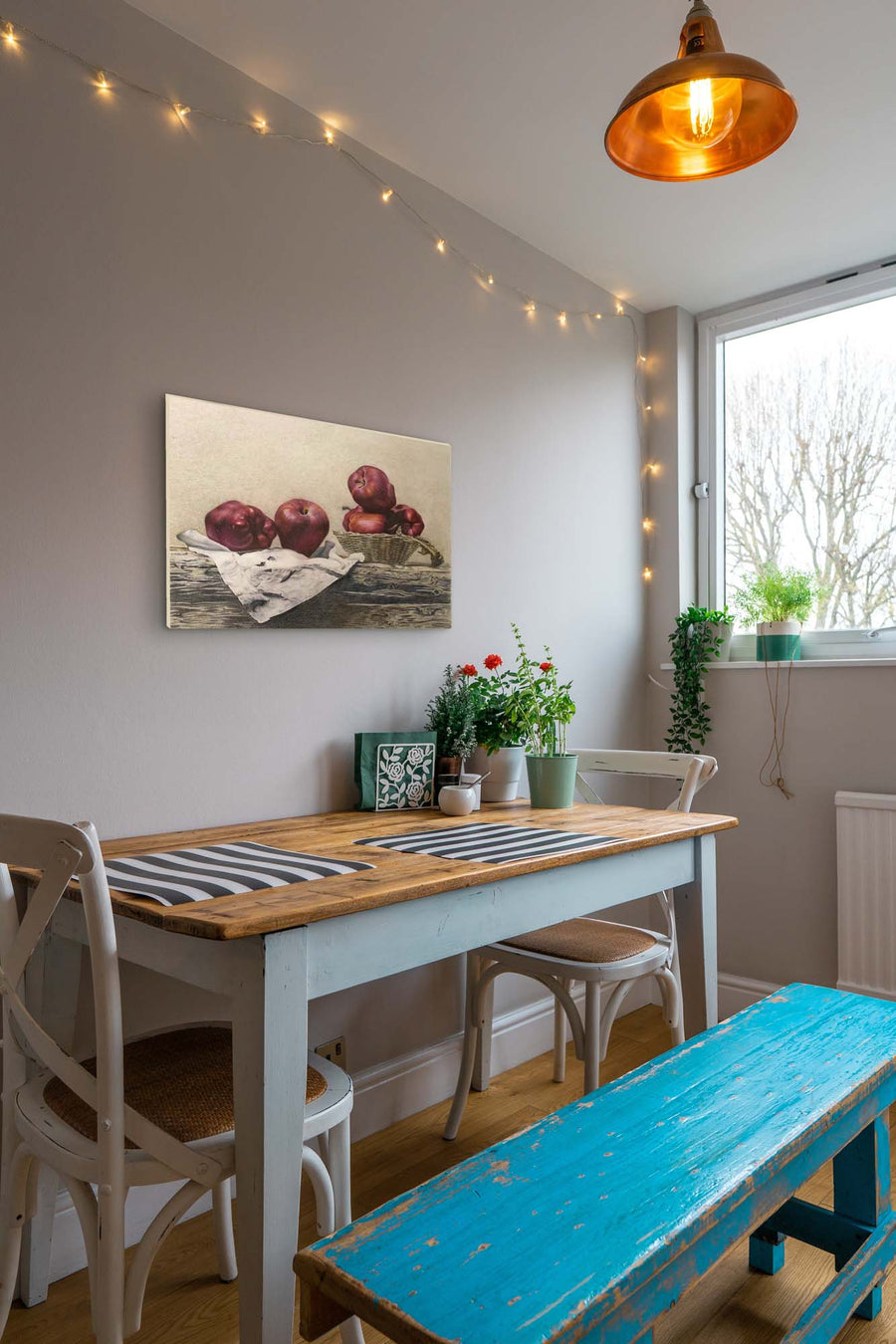 Apples wall decor in dinning area